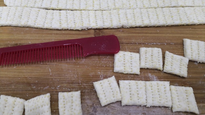 小米锅巴,切成条状。用叉子或者木梳戳出小洞。