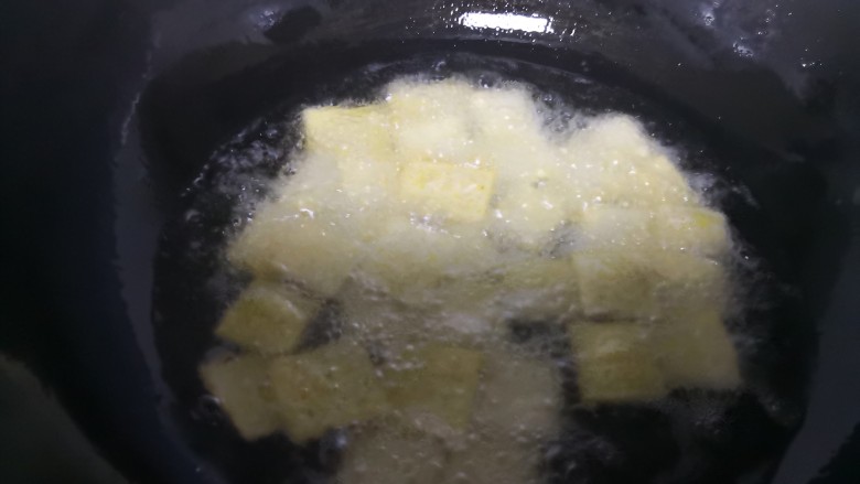小米锅巴,炸制金黄。酥脆捞出。