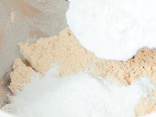 经典食疗方八珍糕,材料磨成粉过筛后，加米粉糯米粉面粉糖搅拌均匀。