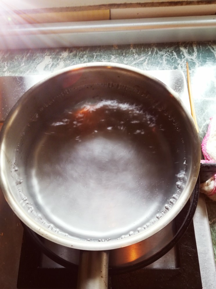 紫菜蛋花汤,锅里水煮涨