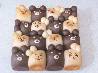 萌趣。【双色小熊挤挤面包】,然后用黑巧＋白巧＋粉巧画表情，完成~~