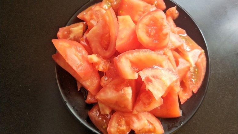 了不起的小番茄   番茄炖黑鱼,番茄去皮后切块。