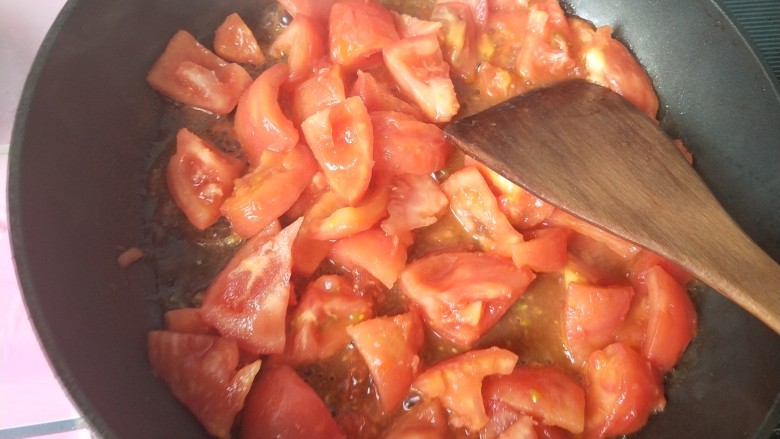 了不起的小番茄   番茄炖黑鱼,将番茄炒出汁，放水烧开。