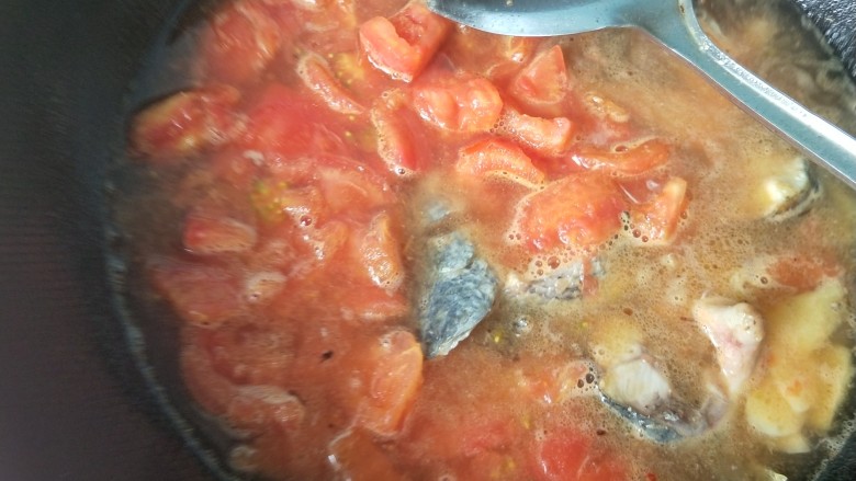 了不起的小番茄   番茄炖黑鱼,将另一锅内烧开的番茄倒入。