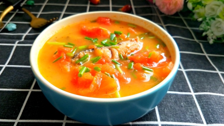 了不起的小番茄   番茄炖黑鱼,装入碗中，汤汁香味浓郁，酸辣开胃。