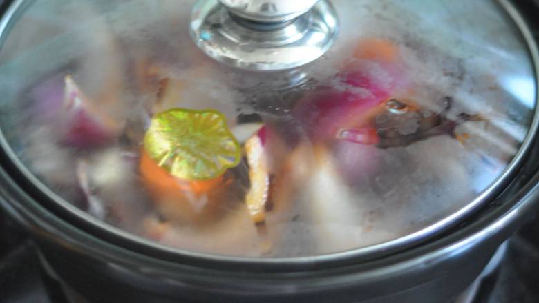 香辣八爪鱼,盖上锅盖焖2分钟。