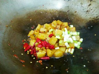 香辣米豆腐,倒入花椒，干辣椒和蒜白。