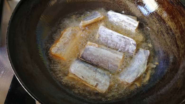酥骨带鱼,锅内放油烧热，放入带鱼煎炸。