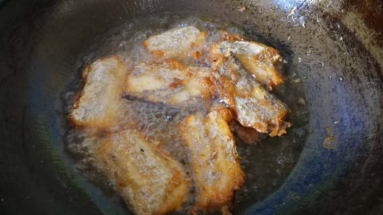 酥骨带鱼,炸至两面金黄捞出备用。