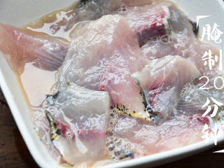 水煮鱼,向鱼片中依次放入鸡蛋清、食盐、料酒、淀粉，拌匀腌制20分钟；