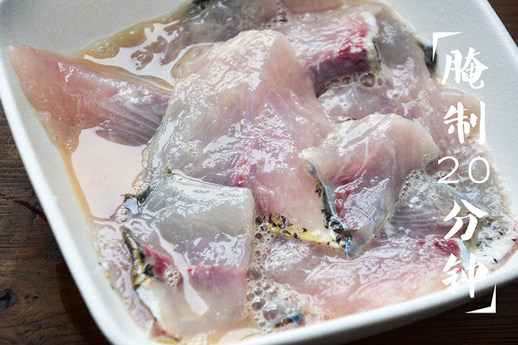 水煮鱼,向鱼片中依次放入鸡蛋清、食盐、料酒、淀粉，拌匀腌制20分钟；