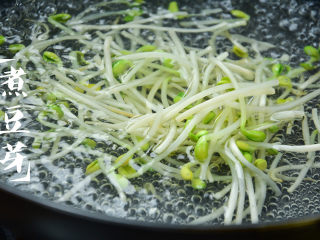 水煮鱼,将黄豆芽放入盛有清水的锅中，撒少许食盐，直至煮沸；