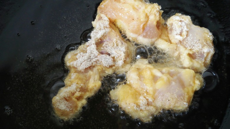 香酥炸鸡块,锅内放油烧热，放入鸡块油炸