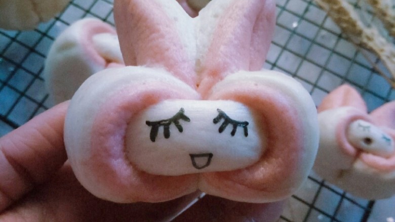 可爱小兔馒头,用食用色素笔画出兔子的表情。