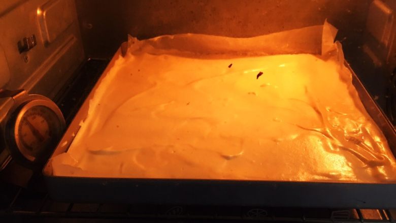 草莓慕斯蛋糕卷,烤箱预热至150度，金盘送入烤箱。