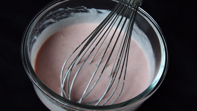 草莓慕斯蛋糕卷,用蛋抽搅拌均匀，慕斯糊放入冰箱冷藏凝固。