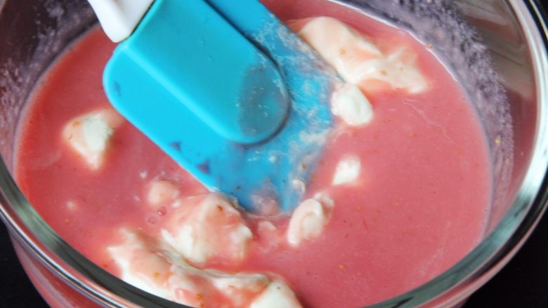 草莓慕斯蛋糕卷,奶油霜分次放入慕斯糊中。