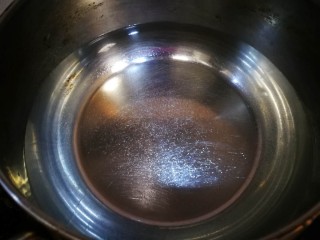 凉拌西兰花,锅内放水，煮开