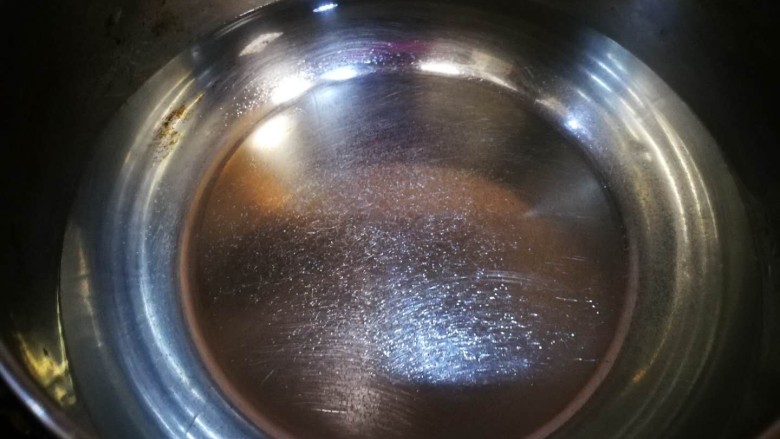 凉拌西兰花,锅内放水，煮开