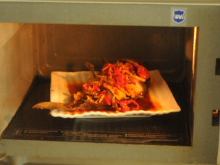 紫苏蒸桂鱼,腌制好的鱼放入微波炉，微博10分钟即可