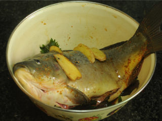 紫苏蒸桂鱼,将姜片塞到口子、肚子里