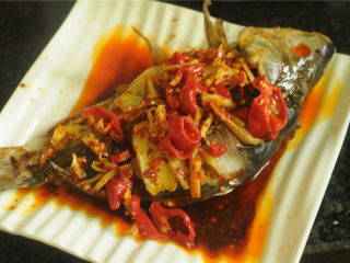 紫苏蒸桂鱼,根据自己的喜好，用辣椒油、红辣椒、姜丝、盐，蒸鱼豉油加入少许水，煮开后淋在鱼上即可