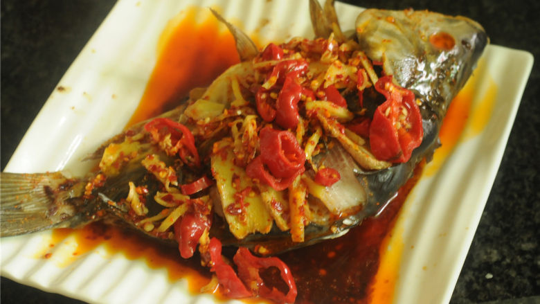 紫苏蒸桂鱼,根据自己的喜好，用辣椒油、红辣椒、姜丝、盐，蒸鱼豉油加入少许水，煮开后淋在鱼上即可