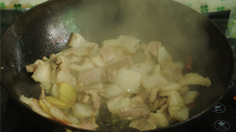 酱烧回锅肉,放入猪肉片，大火翻炒均匀，盛出放在一旁备用