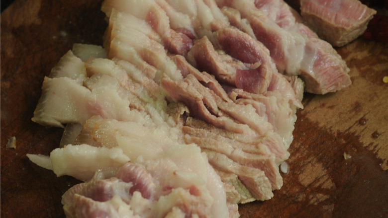 酱烧回锅肉,猪肉切成3毫米左右的大片备用