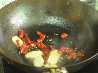 酱烧回锅肉,锅中放薄薄一层油，烧至微微起油烟，将剩下的姜片、花椒放入，干红辣椒一起放入爆香