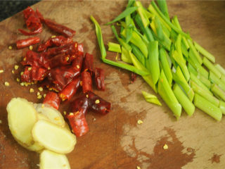 酱烧回锅肉,辣椒段、姜片切好，青蒜斜切成3-7厘米长的段备用