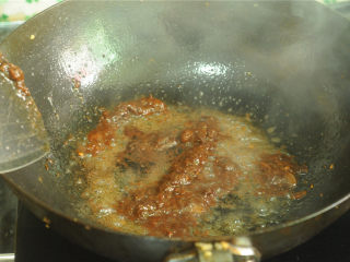 酱烧回锅肉,锅中放剩下的油，倒入豆瓣酱，炒出香味和红油