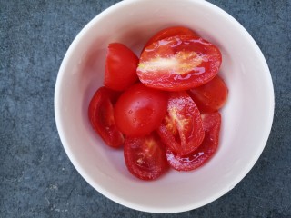 了不起的小番茄+小番茄炒蛋,切两半