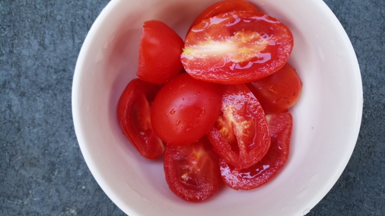 了不起的小番茄+小番茄炒蛋,切两半