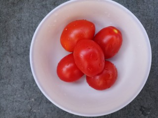 了不起的小番茄+小番茄炒蛋,先洗净几个小番茄