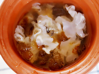 养颜桃胶银耳羹,加盖，低温档隔水炖煮约3-5小时，桃胶的缘故，汤水会逐渐收得粘稠
