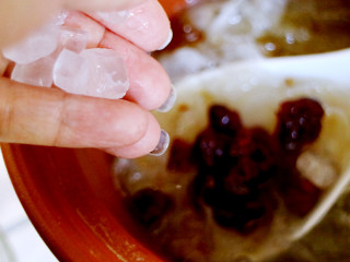 养颜桃胶银耳羹,冰糖放入煲汤锅，接着煮到喜欢的浓稠感。