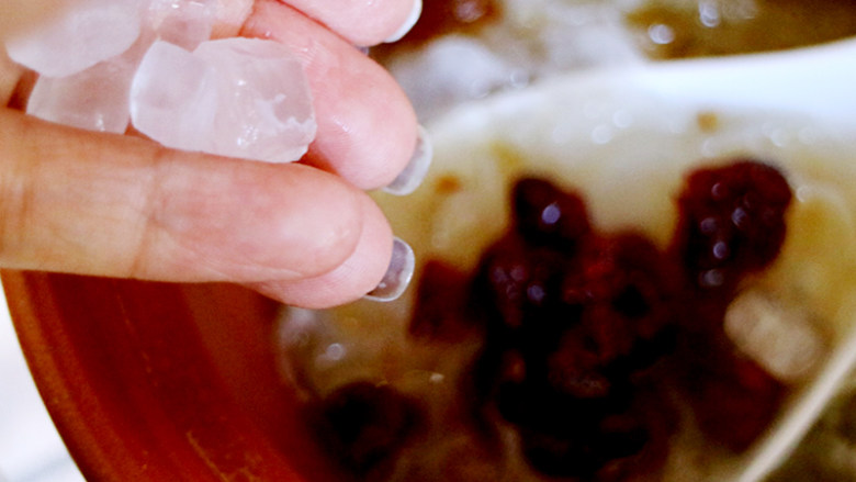 养颜桃胶银耳羹,冰糖放入煲汤锅，接着煮到喜欢的浓稠感。