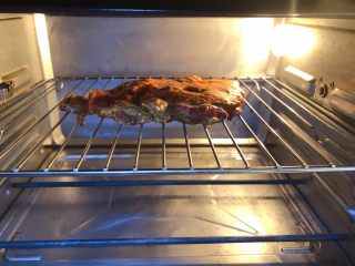炭烧猪颈肉,放入烤箱200度烤制15分钟。（烤箱下放置接油盘）