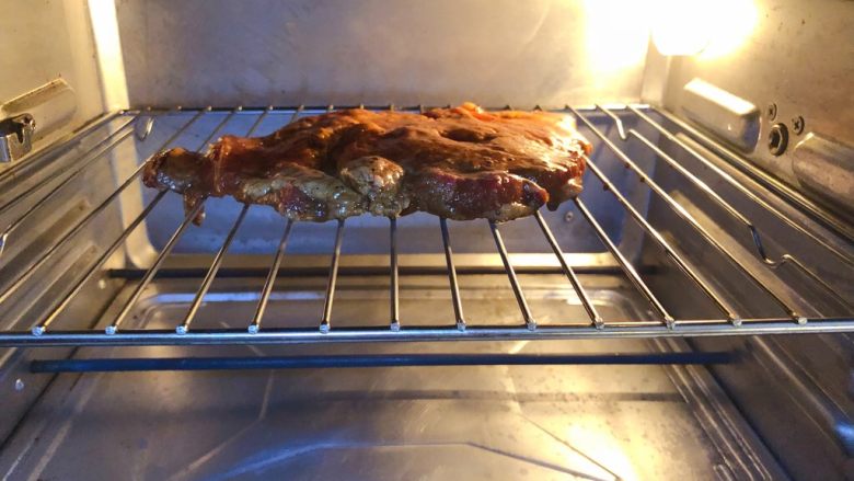 炭烧猪颈肉,放入烤箱200度烤制15分钟。（烤箱下放置接油盘）
