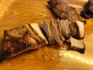 炭烧猪颈肉,切片时要切断纹理，最好斜切，这样切面面积会大些，好看些。