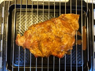 炭烧猪颈肉,第二天取出，稍微舒缓一下。此时预热烤箱200度。
