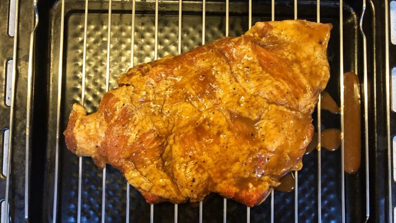 炭烧猪颈肉,第二天取出，稍微舒缓一下。此时预热烤箱200度。