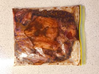 炭烧猪颈肉,把猪颈肉和腌料一起倒入食品密实袋，放入冰箱冷藏过夜。赶时间的话腌制4小时也行。