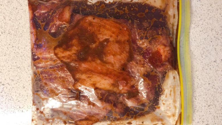 炭烧猪颈肉,把猪颈肉和腌料一起倒入食品密实袋，放入冰箱冷藏过夜。赶时间的话腌制4小时也行。