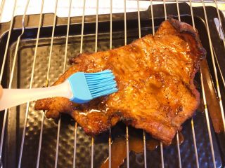 炭烧猪颈肉,15分钟后取出，双面抹上一层蜂蜜。