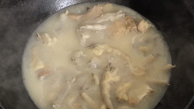 白鲞烧鸡爪,大约炖煮半小时，汤汁也变得浓稠