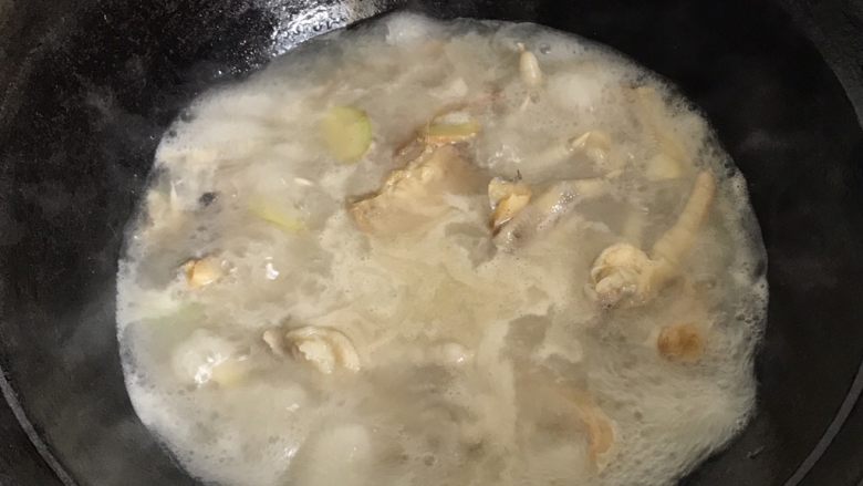 白鲞烧鸡爪,煮开后汤汁就变成白色了