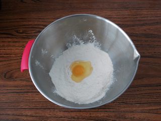 油条可以在家自己做，干净卫生再也不用出去买了,面粉、盐、鸡蛋放入盆中，加入鸡蛋更有营养，而且炸好的油条凉了之后也不会变硬，盐可以使面团有劲炸出来的油条口感更筋道，如果喜欢吃特别劲道口感的可以不用放鸡蛋，盐的量稍微多一点
