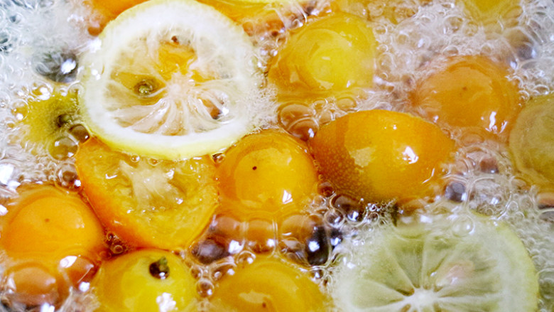 蜂蜜金桔茶,熬煮到金橘变软变粘稠后关火，降温到五十度左右时，加入蜂蜜，搅拌均匀。